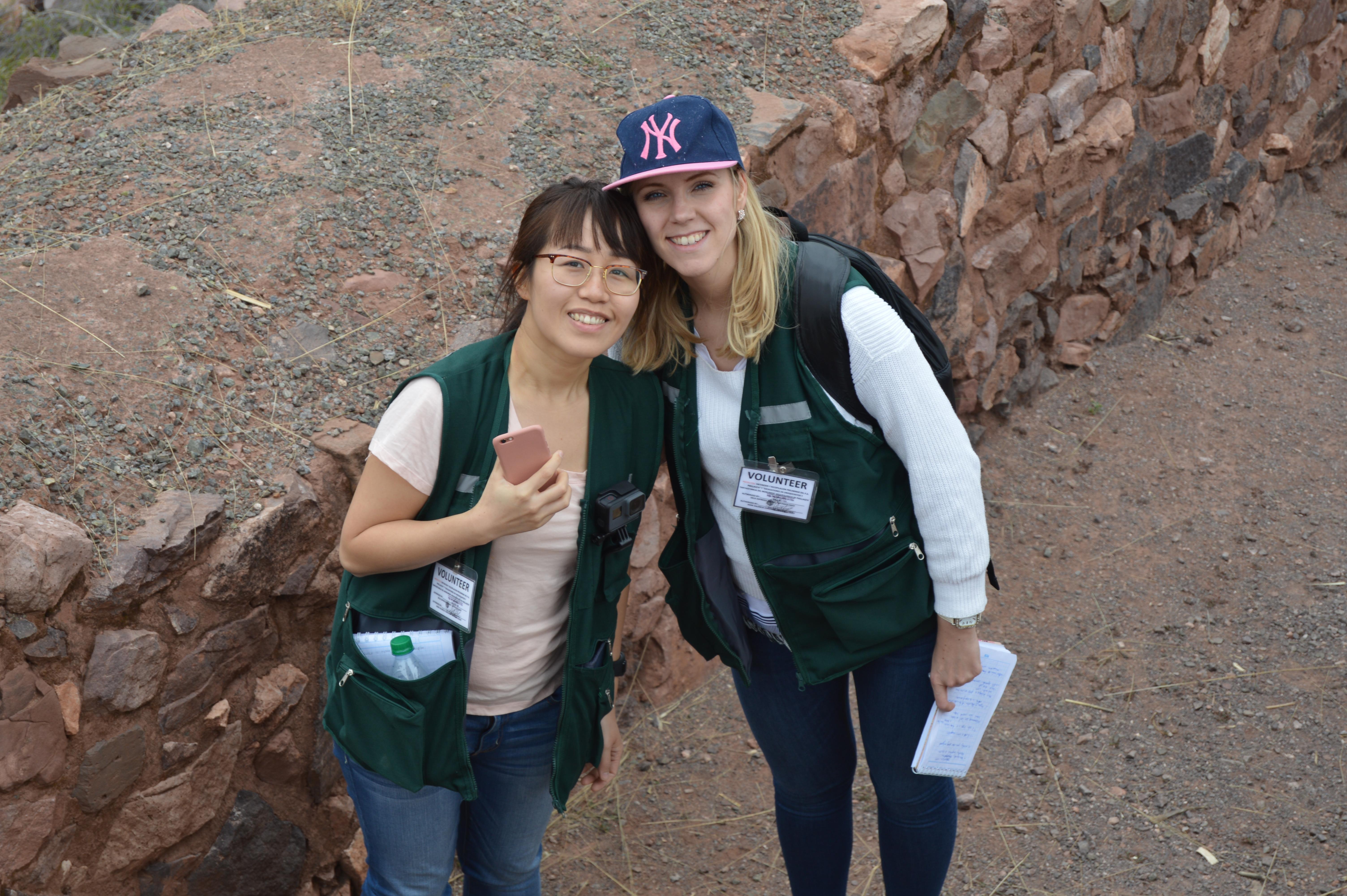 Projects Abroad teenage Archaeology volunteers in Peru take a photo at their dig site. Volunteers take a break and take a photo at the archaeology for teenagers project in Peru.